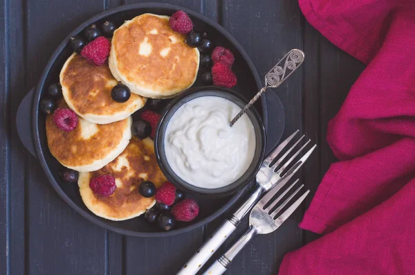 Ost pannkakor med bär och yoghurt till frukost — Stockfoto
