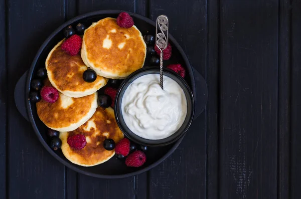 Crêpes au fromage aux baies et yaourt pour le petit déjeuner — Photo