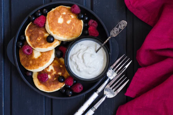 Crêpes au fromage aux baies et yaourt pour le petit déjeuner — Photo