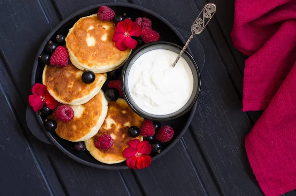 Crêpes au fromage aux baies et yaourt pour le petit déjeuner — Photo