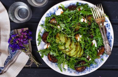 Keçi peyniri ve avokado Erik ile Roka Salatası     