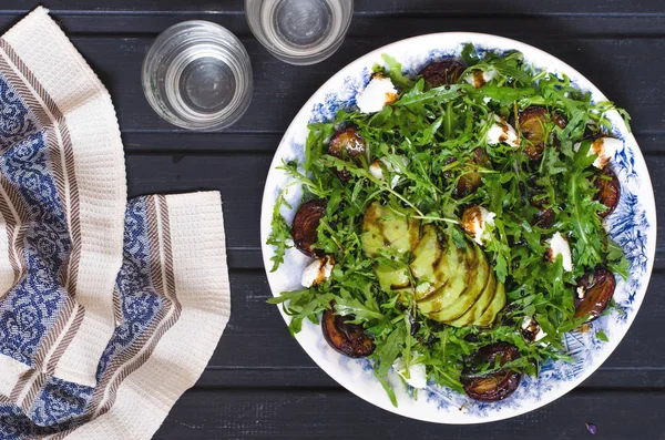 Insalata di rucola con formaggio di capra e avocado con prugne — Foto Stock