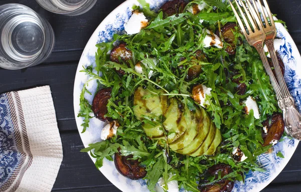 Keçi peyniri ve avokado Erik ile Roka Salatası — Stok fotoğraf