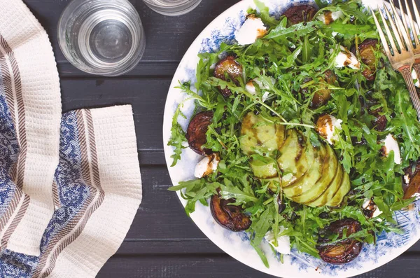 Ensalada de rúcula con queso de cabra y aguacate con ciruelas —  Fotos de Stock