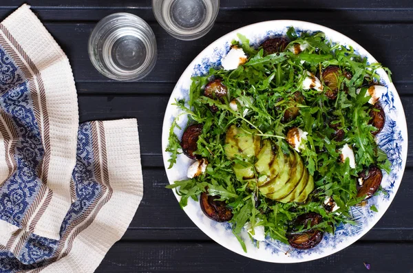 Keçi peyniri ve avokado Erik ile Roka Salatası — Stok fotoğraf