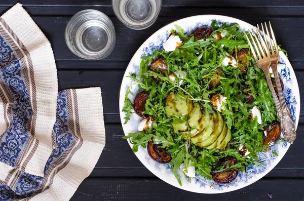 Keçi peyniri ve avokado Erik ile Roka Salatası — Stok fotoğraf