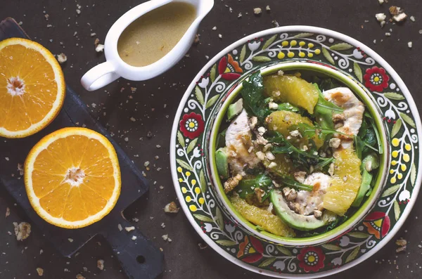 Salada com abacate arugula frango laranja e mel molho — Fotografia de Stock