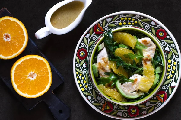 Salada com abacate arugula frango laranja e mel molho — Fotografia de Stock