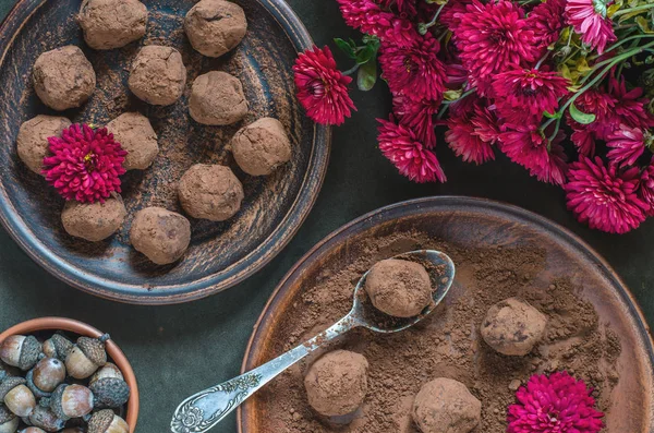 Trüffel Schokolade Feigen und Avocados und Chrysanthemen — Stockfoto