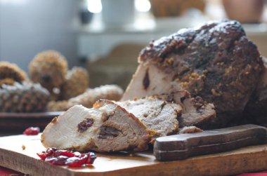 Kurutulmuş cranberries ve bal hardal ile fırında jambon    