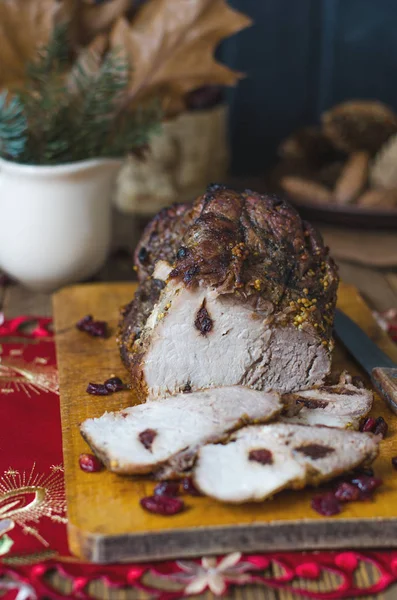 Gebackener Schinken mit getrockneten Preiselbeeren und Honigsenf — Stockfoto