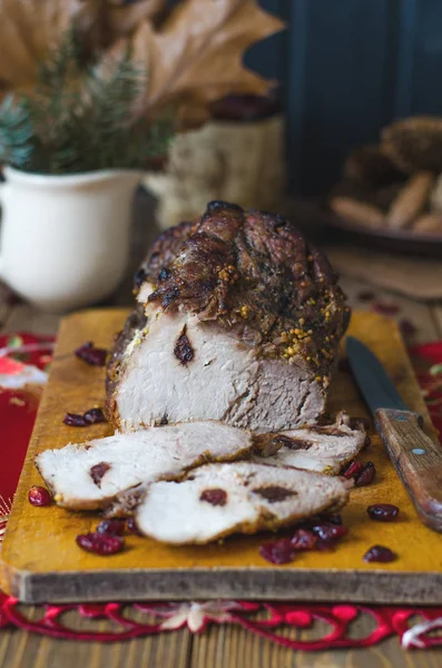 Gebackener Schinken mit getrockneten Preiselbeeren und Honigsenf — Stockfoto