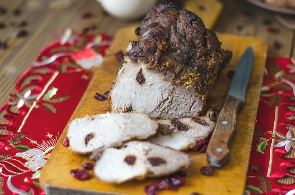 Gebackener Schinken mit getrockneten Preiselbeeren und Honigsenf — Stockfoto