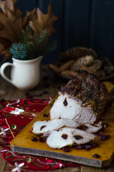 Gebackener Schinken mit getrockneten Preiselbeeren und Honigsenf — Stockfoto