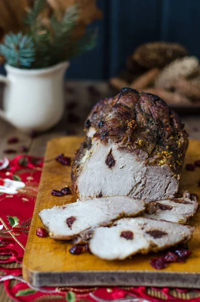 Gebackener Schinken mit getrockneten Preiselbeeren und Honigsenf — Stockfoto