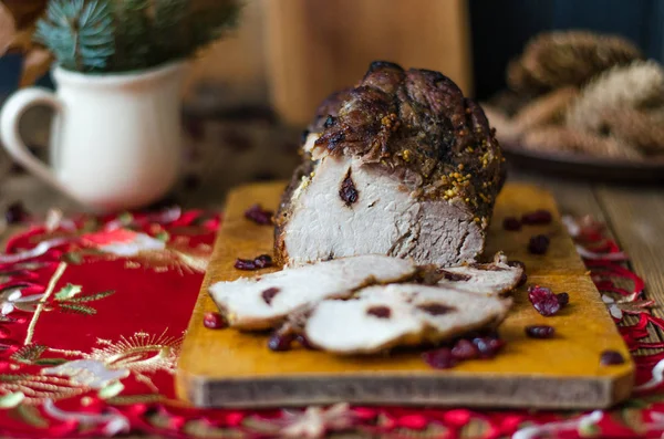 Gebackener Schinken mit getrockneten Preiselbeeren und Honigsenf — Stockfoto