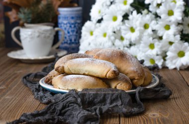 Kruvasan ile peynir fincan çay ve krizantem breakfa için