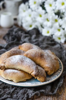 Kruvasan ile peynir fincan çay ve krizantem breakfa için