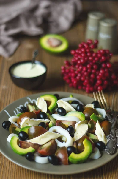 Салат из авокадо с оливковыми кальмарами и сыром бри — стоковое фото