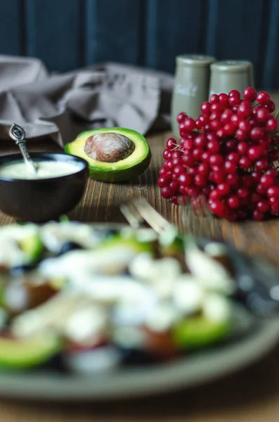 토마토 올리브 오징어와 브리 치즈와 아보카도 샐러드 — 스톡 사진