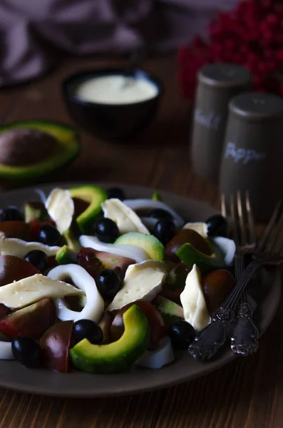 Avocado salade met tomaten olijven calamari en brie kaas — Stockfoto