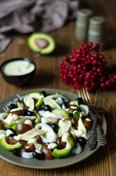Салат из авокадо с оливковыми кальмарами и сыром бри — стоковое фото