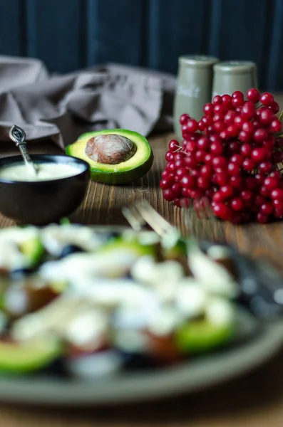 Avokadosallad med tomat Oliver calamari och brie ost — Stockfoto