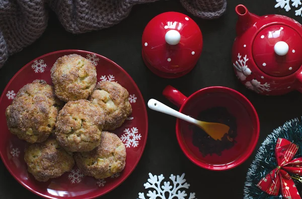 Quarkkekse mit Apfel und Tee zu Weihnachten — Stockfoto