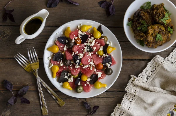 Salada de corações de melancia no Dia dos Namorados — Fotografia de Stock