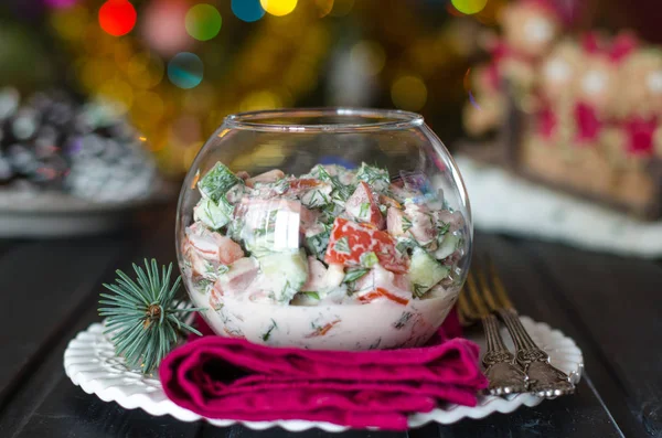 Salad with smoked chicken with tomatoes and cucumbers — Stock Photo, Image