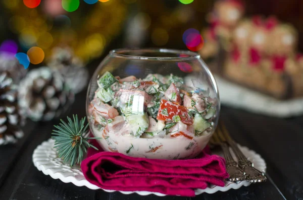 Салат с копченой курицей с помидорами и огурцами — стоковое фото