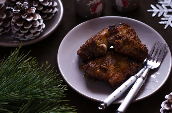 Spicy ribs with soy sauce and mustard and cones — Stock Photo, Image