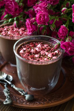 Tarçınlı kalp ve gül Valenti için çikolata panna cotta