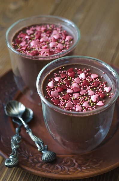 Schokoladenpanna cotta mit Zimtherzen und Rosen für Valentinstag — Stockfoto