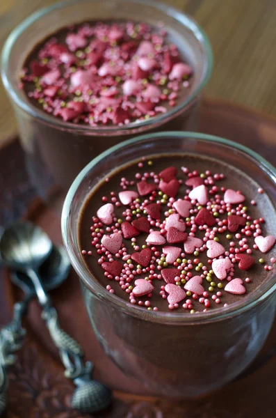 Schokoladenpanna cotta mit Zimtherzen und Rosen für Valentinstag — Stockfoto