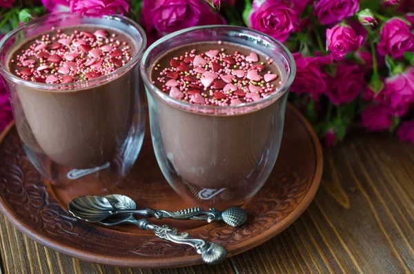 Chocolate panna cotta con corazones de canela y rosas para Valenti —  Fotos de Stock