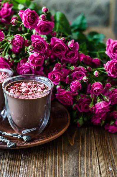 Chocolate panna cotta con corazones de canela y rosas para Valenti — Foto de Stock