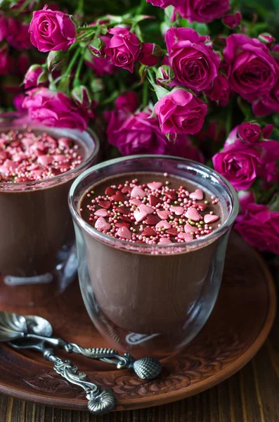 Schokoladenpanna cotta mit Zimtherzen und Rosen für Valentinstag — Stockfoto
