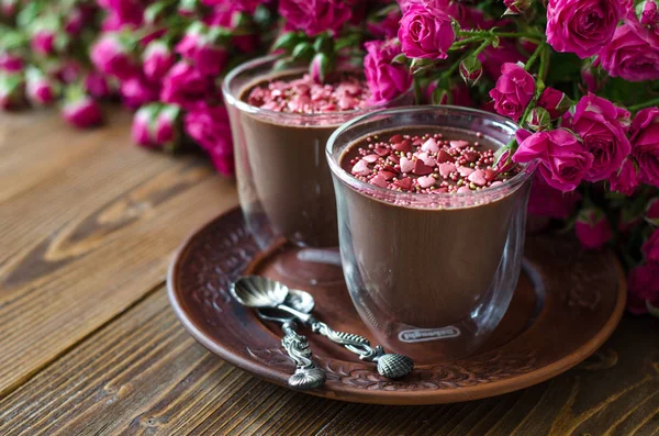 Chocolate panna cotta con corazones de canela y rosas para Valenti —  Fotos de Stock