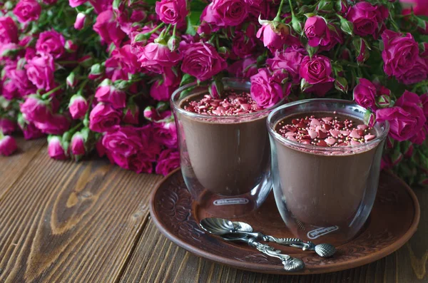 Chocolate panna cotta con corazones de canela y rosas para Valenti — Foto de Stock