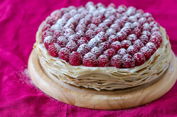 Gâteau aux crêpes avec crème au lait condensé et framboises — Photo