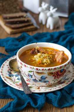 Domates çorbası bulgur havuç ve füme kaburga ile  