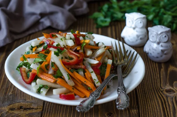 Daikon salat med græskar sød peber og persille - Stock-foto