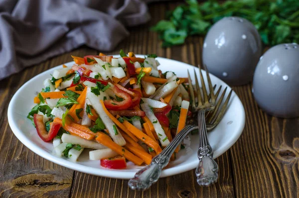 Daikon salad with pumpkin sweet pepper and parsley — Stock Photo, Image