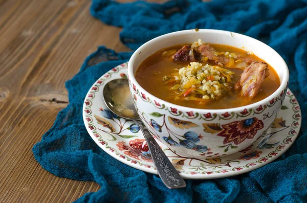 Tomatsoppa med bulgur morot och rökt revben — Stockfoto