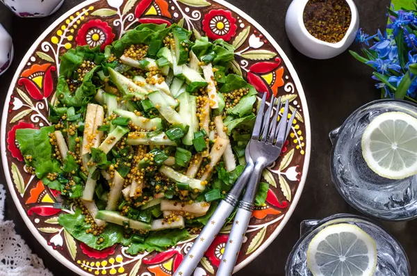 Salada com pepino de pêra e molho de abacate e mostarda — Fotografia de Stock
