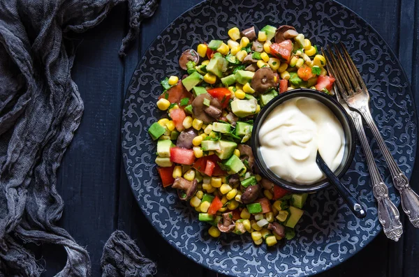 Salad dengan alpukat tomat jamur jagung dan mayones — Stok Foto