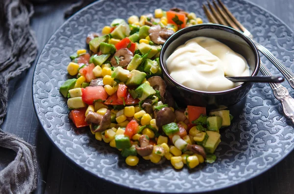Salada com cogumelos de milho de tomate de abacate e maionese — Fotografia de Stock