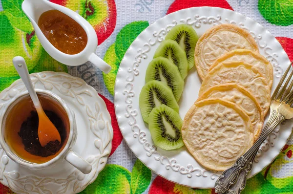 Vegan pancakes with kiwi tea and jam — Stock Photo, Image