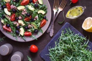 Limon dressin ile domates zeytin ton avokado Roka Salatası